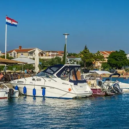 Croliday Nin Ivica فرسي